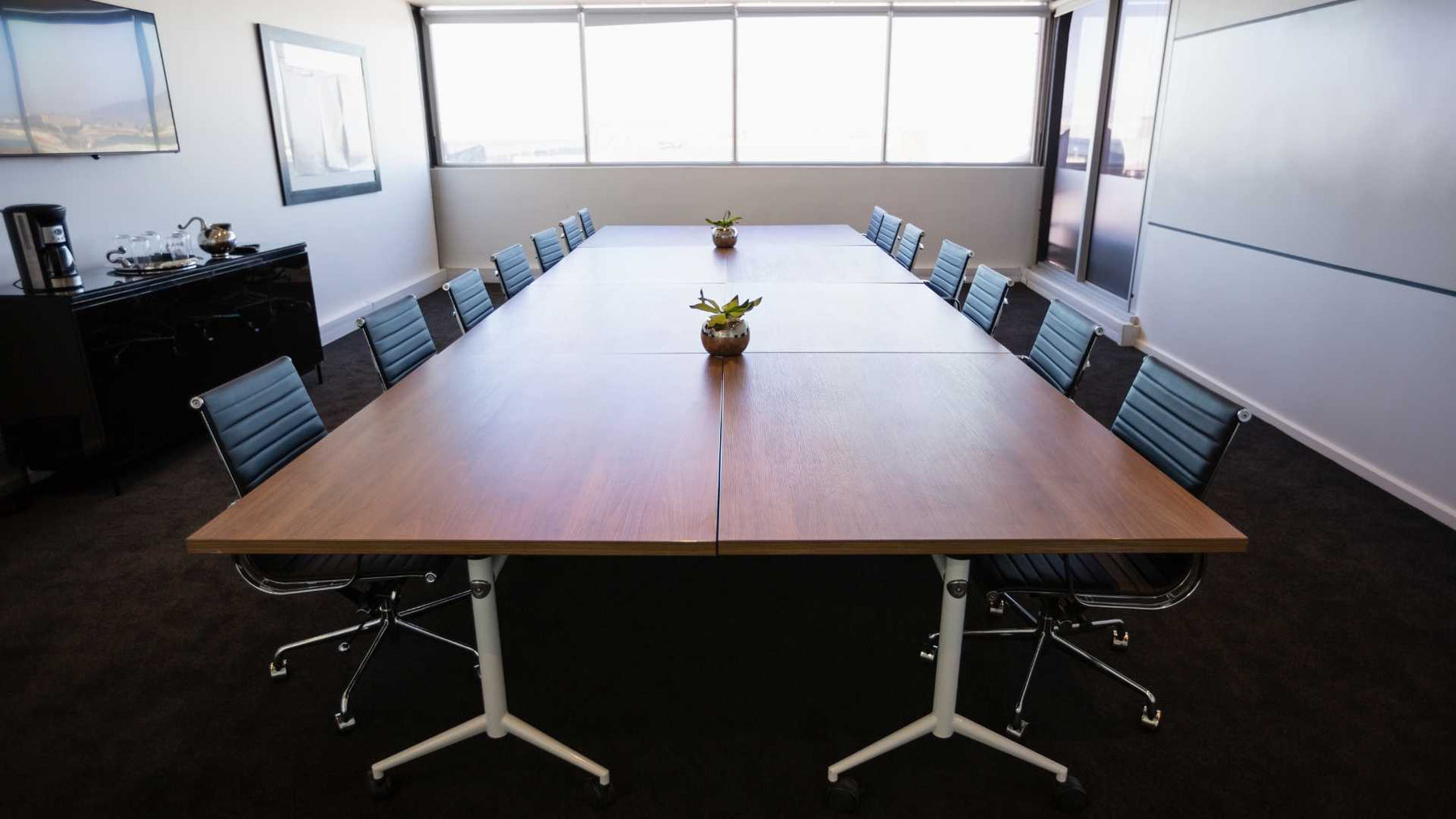 Is the Shape of Meeting Tables Important?